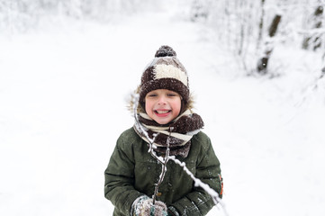 Fototapeta na wymiar Little boy in winter park.