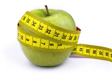 Apfel mit Ma&szlig;band - Freigestellt auf wei&szlig;em Hintergrund - Di&auml;t Konzept