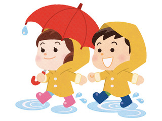 水たまりを歩く雨具を着た男の子と女の子