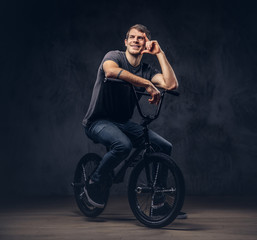 Plakat A handsome man with BMX in a studio.