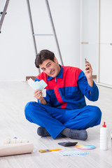 Obraz premium Young painter trying to match colours for painting job