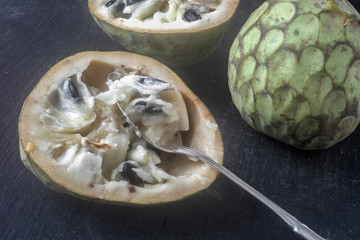 Cherimoya, aufgeschnitten