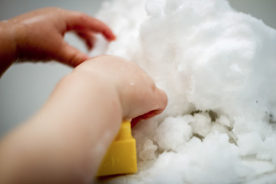 mit schnee spielen