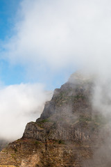 Bergkamm in den Wolken