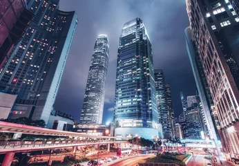 Photo sur Plexiglas Hong Kong Paysage urbain nocturne de Hong Kong avec gratte-ciel et autoroutes. Fond de voyage pittoresque.