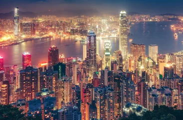 Tuinposter Toneelmening over & 39 s nachts het eiland van Hong Kong, China. Veelkleurige nachtelijke skyline met verlichte wolkenkrabbers gezien vanaf Victoria Peak © Funny Studio