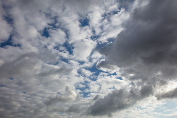 Viele Wolken am bewölkten Himmel