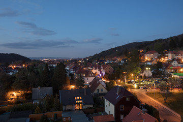 Dunkle und beleuchtete Stadt Wernigerode abends