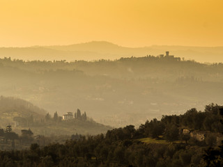 Italia, Toscana, campagna con colline al tramonto. - obrazy, fototapety, plakaty