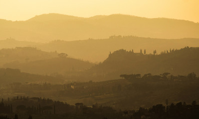 Italia, Toscana, campagna con colline al tramonto.