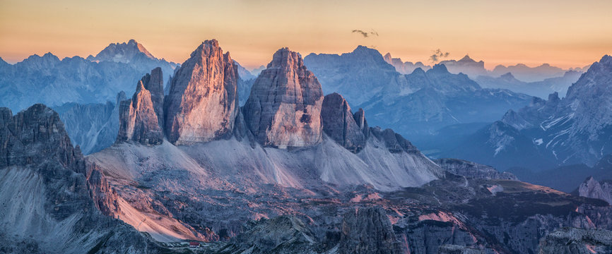 Fototapeta Tre Cime Di Lavaredo góry w dolomitach przy zmierzchem, Południowy Tyrol, Włochy
