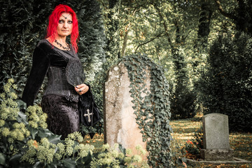 Gothic Frau auf dem Friedhof rote Haare Rothaarig