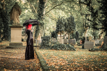 Gothic Frau auf dem Friedhof rote Haare Rothaarig