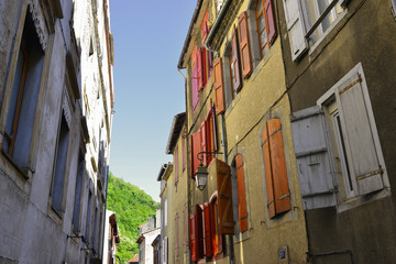 Fototapeta na wymiar Façades colorées d'une ruelle de Foix (09000), département de l'Ariège, en région Occitanie, France