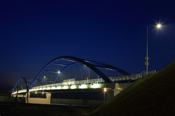 Pięknie oświetlony wiadukt kolejowy, most na obwodnicy Czarnowąs, Opola. 