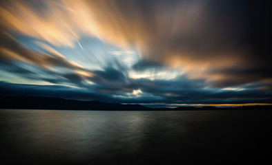 Seeufer am schönen Bodensee mit kraftvoller Wolkenstimmung zum Sonnenuntergang