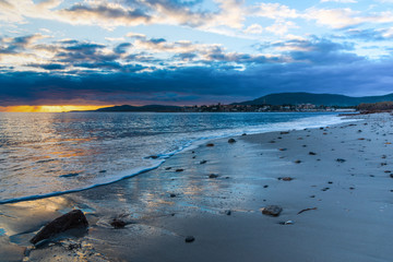 Obraz premium Rocks and sand in Alghero shore at sunset