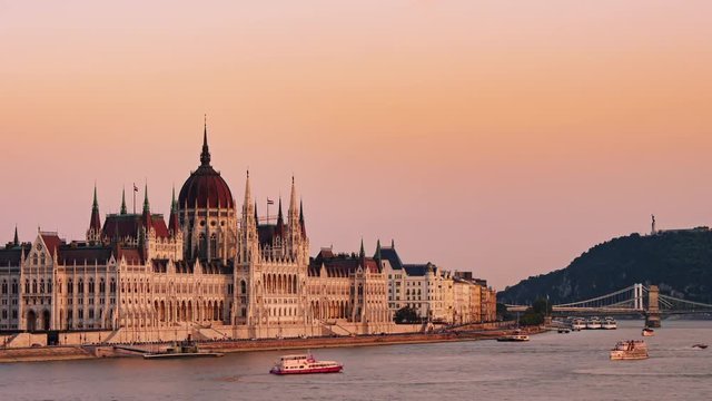 budapest parliament lights up time lapse from sunset to night