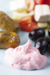 griechischen Taramas und gefüllte Weinblätter mit Salat