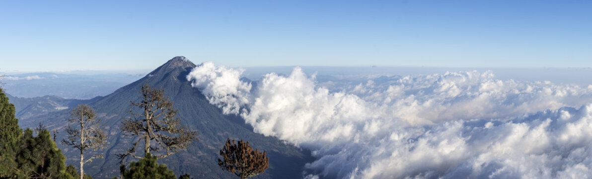 Vue panoramique sur le volcan Agua depuis l'Acatenango, Guatemala