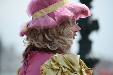 Frau imit Maske n Venedig