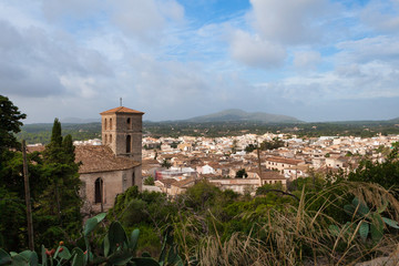 Fototapeta na wymiar Eine typische mediterane Ortschaft mit Kirche auf der Urlaubsinsel Mallorca