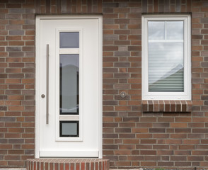Fototapeta premium Moderne weiße Haustür eines Hauses