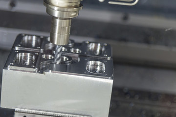 The CNC milling machine use solid flat end-mill tool cutting the mold part .