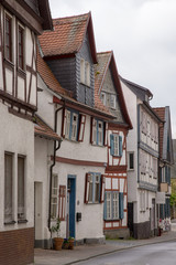Fototapeta na wymiar Fachwerkhäuser in der Griedeler Straße in Butzbach, Hessen