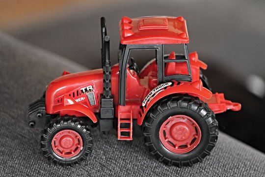 roter Traktor als Spielzeug