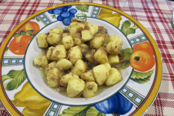 gnocchi al sugo con funghi porcini