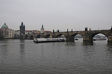 Karlsbr&uuml;cke in Prag an einem tr&uuml;ben Wintertag