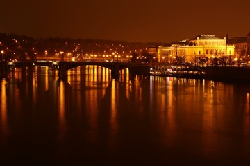 Fototapeta premium Blick über die Moldau auf das Rudolfinum in Prag