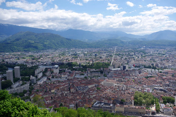 Fototapeta na wymiar vue sur Grenoble depuis la bastille 