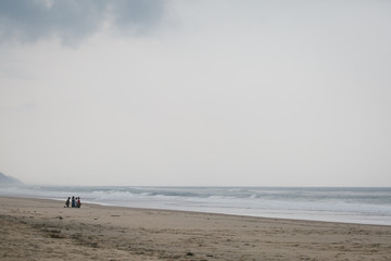 Fototapeta na wymiar Meditierende Menschen am Strand Afrikas