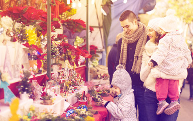 Obraz na płótnie Canvas Family with little girls at floral market