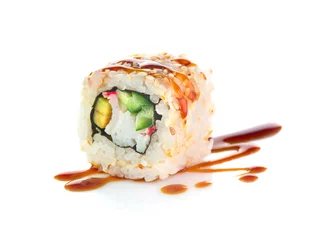 Foto auf Acrylglas Sushi-bar Sushi-Rolle isoliert auf weißem Hintergrund. Kalifornische Sushi-Rolle mit Thunfisch, Gemüse und Unagi-Sauce Nahaufnahme