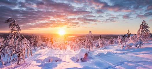 Tuinposter Winterwonderland in Scandinavië bij zonsondergang © JFL Photography