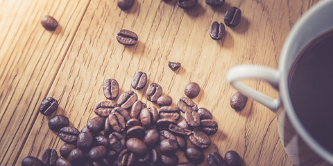 Kafeetasse und Kaffeebohnen am Morgen