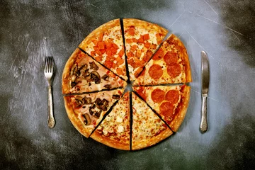 Crédence de cuisine en verre imprimé Pizzeria Slices of pizza with different fillings on a dark textured background