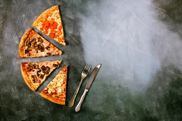 Photo sur Plexiglas Pizzeria Tranches de pizza avec différentes garnitures sur un fond texturé sombre