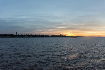 Atardecer al borde del rio