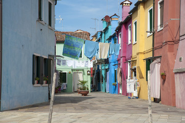 Fototapeta na wymiar glimpse of the island of Burano in Venice with its characteristic colored houses
