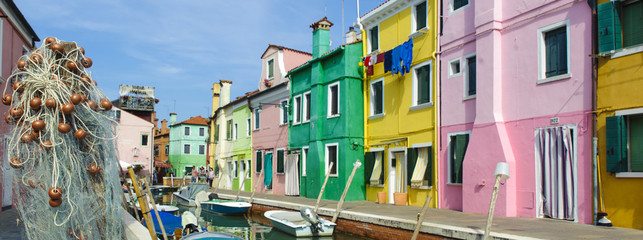 Fototapeta na wymiar glimpse of the island of Burano in Venice with its characteristic colored houses and fishermen's nets