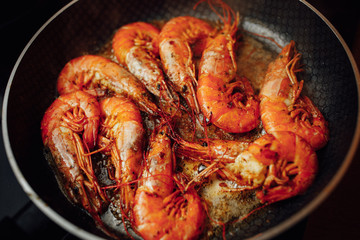 fried shrimps on pan - obrazy, fototapety, plakaty