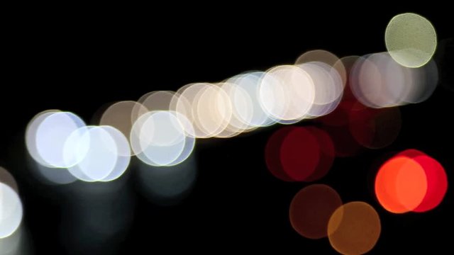 Autobahn bei Nacht, wird von Lichtkreisen unscharf auf scharf gestellt, full HD Video Footage
