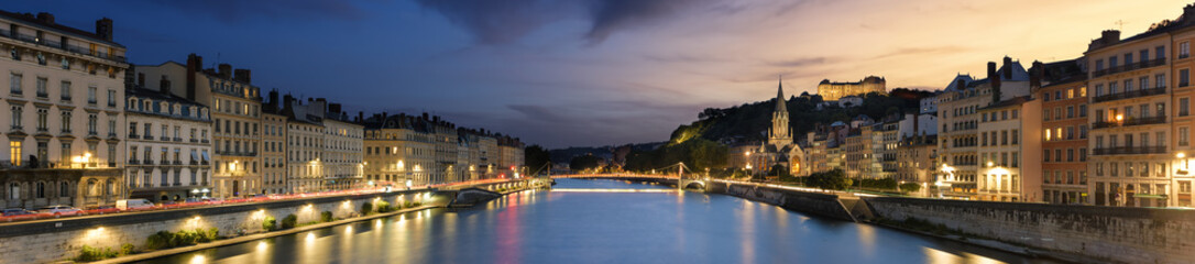 Fototapeta na wymiar Lyon city by night