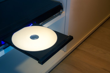 blu-ray oder dvd-player mit eingelegter disk, blanko zum beschriften - Powered by Adobe