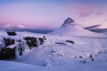 Fotobehang Kirkjufell geweldige Kirkjufell-berg bij zonsopgang, IJsland