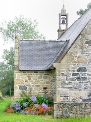 Pierres et fleurs autour d'une &eacute;glise